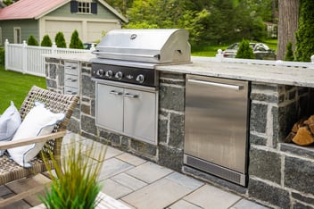 outdoor kitchen in NY with grill and appliances