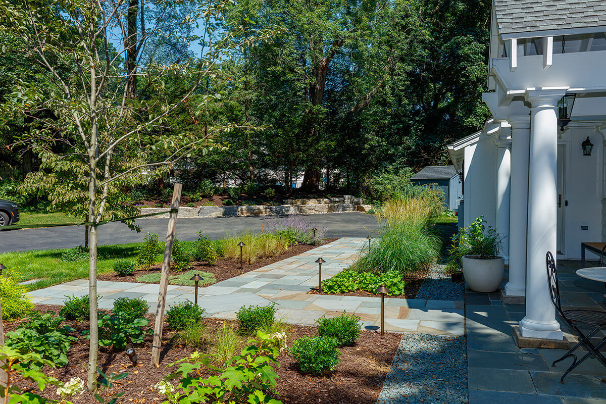 clear walkways in a front yard help with getting around