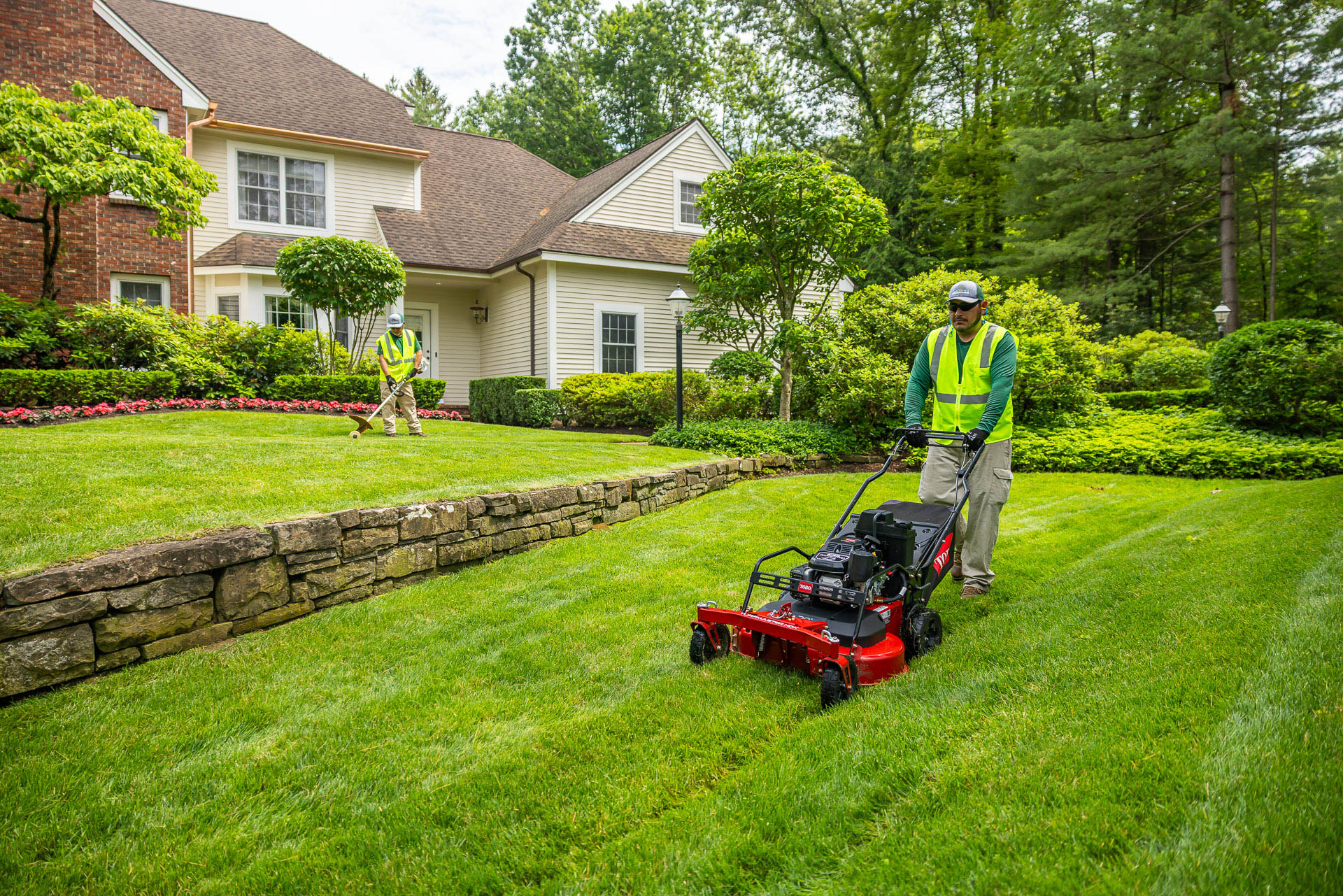 maintenance crew mow line trim grass home 3