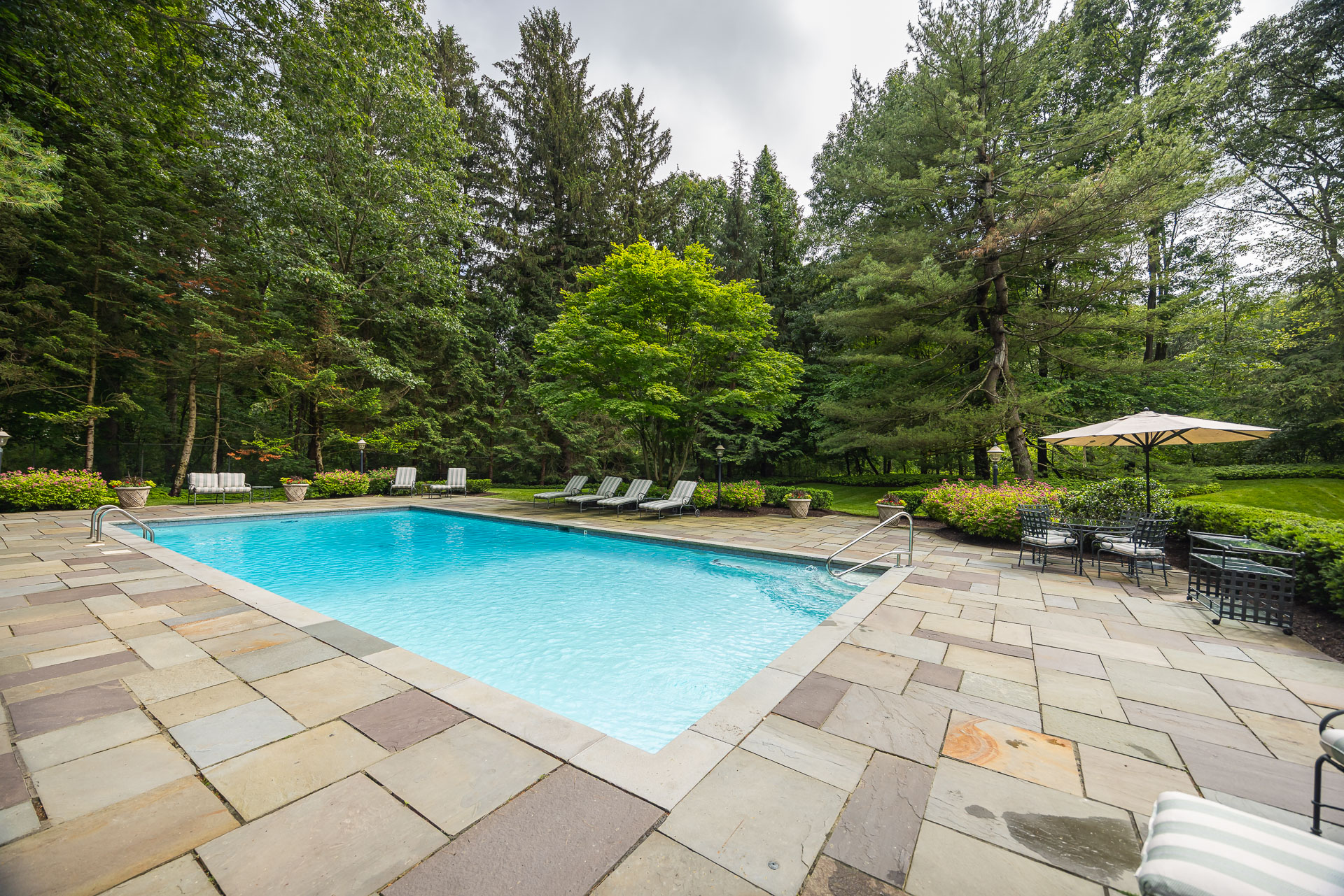 nice pool deck stone seating