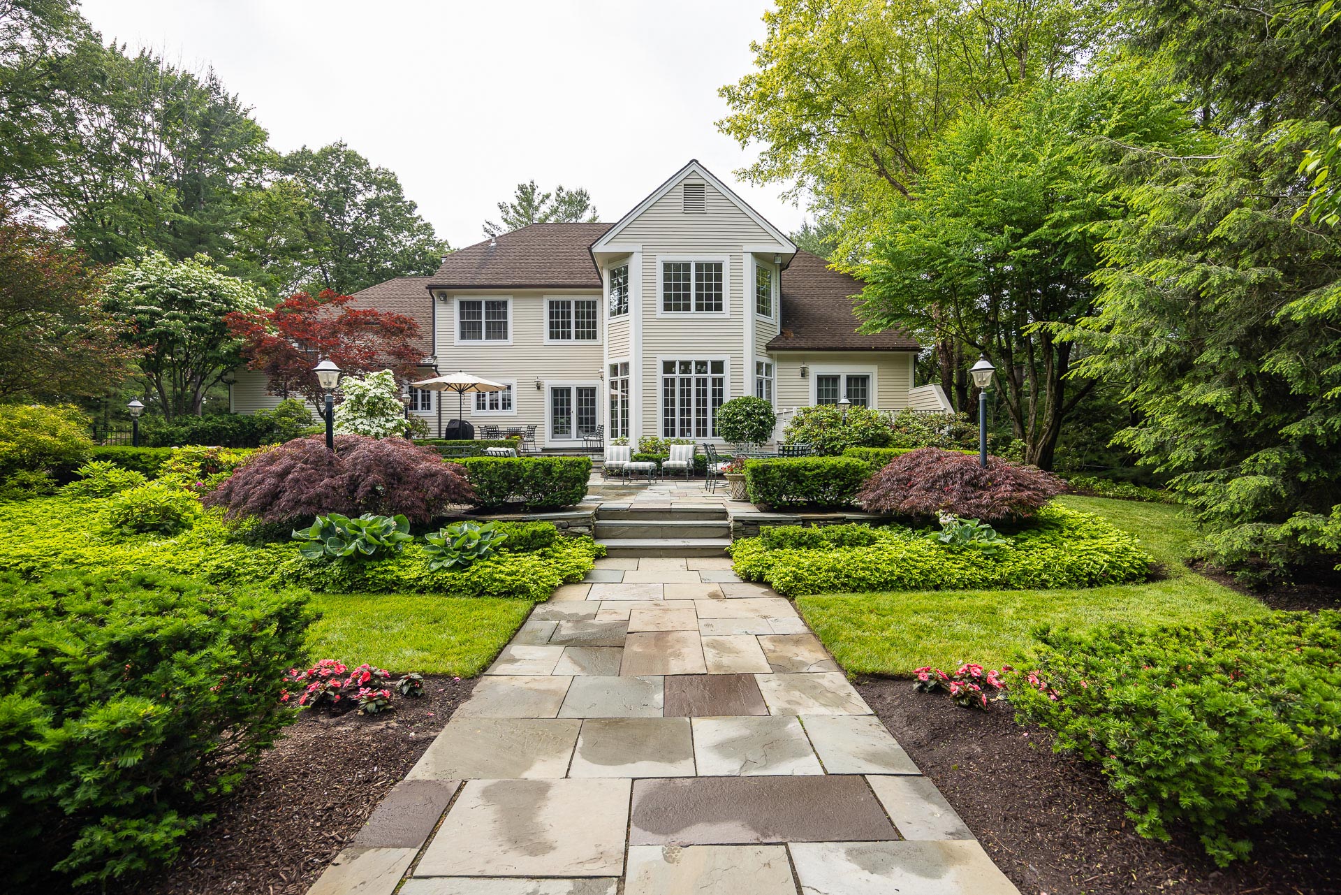 path stone paver patio mulch planting bed hosta japanese maple steps home chairs